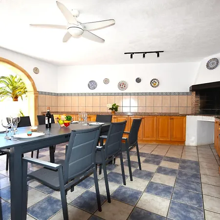 Cucarres Villa